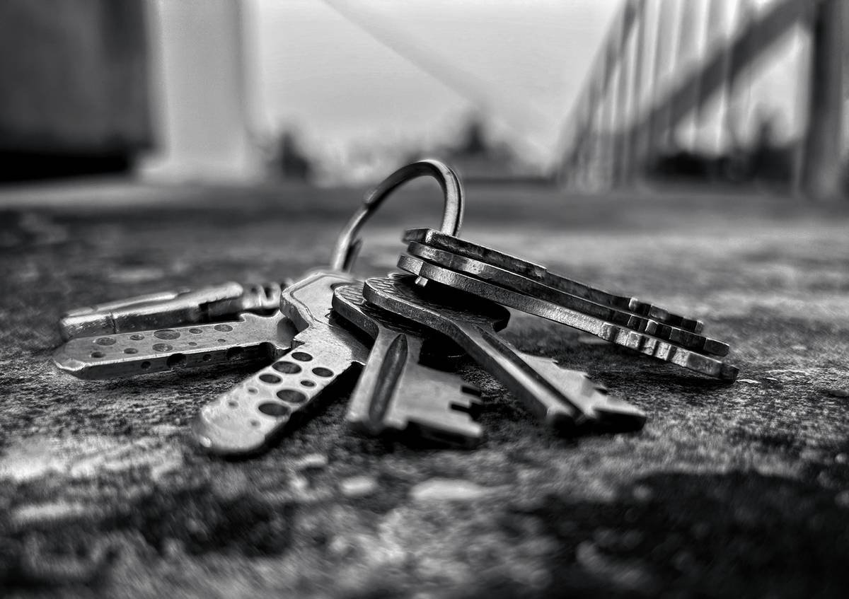 a bunch of keys that are laying on the ground