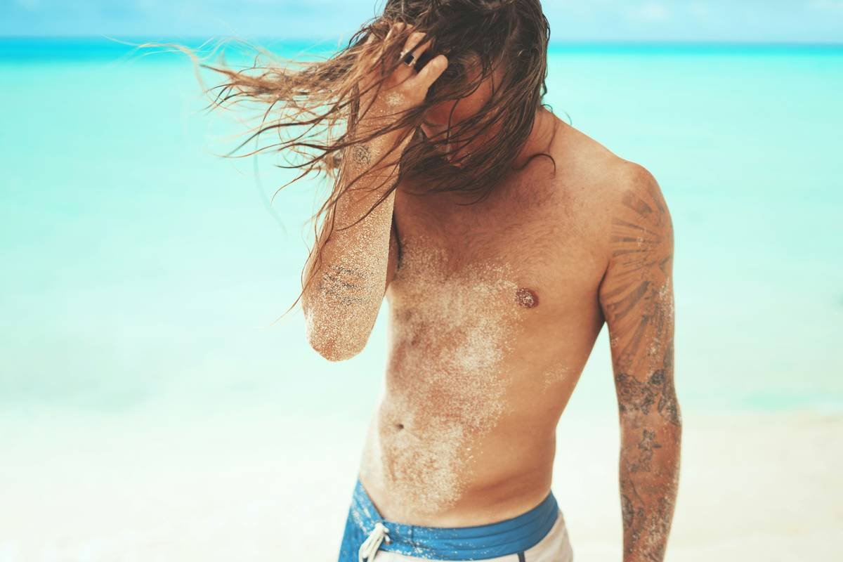 Infographic showing differences between short and long male hair: sebum distribution, breakage points, and ideal shampoo pH levels
